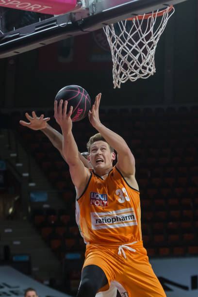 比赛中肩负 比赛中肩负